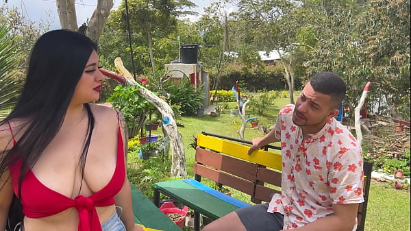 Mi vecina cachonda no se resiste ante la tentación y me folla hasta chorrearme