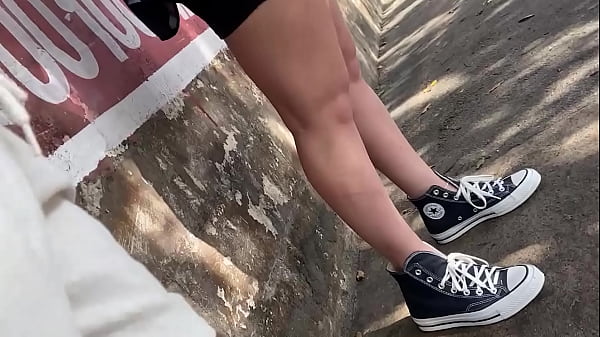 Ela SE EXIBE na rua sem calcinha ! E no TRANSPORTE PUBLICO (onibus)