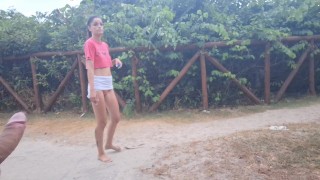 Punheta arriscada em público e mulher me pegou se masturbando!