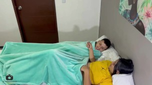 Mi cumpleaños número 18 me dan el mejor detalle que es el rico pussy de mi timida hermanastra.