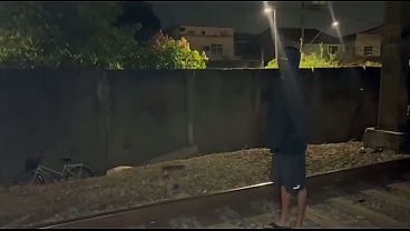 AGENTE PÚBLICO ESTAÇÃO DE TEM EM PÚBLICO COM PESAOAS VENDO MULHER BONITA