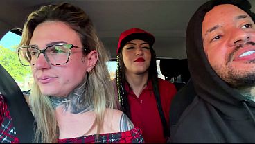 Meu carro fixcou sem gasolina acabei levando a frentista do posto de gasolina pra ser toda fodida por nós do nosso carro! Ela queira sai pelada no meio da rua em publico