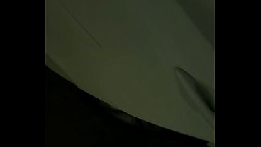 Novinha se exibindo no estacionamento público