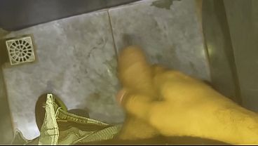 Punheta bem gostosa do corno no banheiro público
