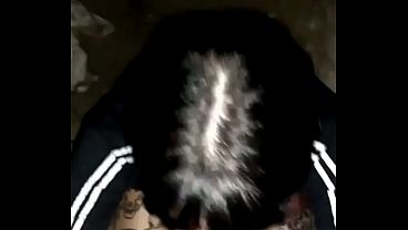 Se la chupe en público al novio de mi amiga