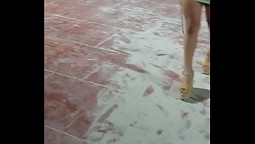 Arelyb enseñando las tetas en lugar publico
