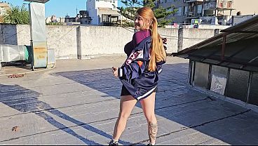 casi pillada teniendo sexo con chica desvergonzada de grandes tetas en la terraza pública
