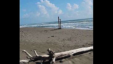 Sexo público arriesgado en la playa casi nos atrapan