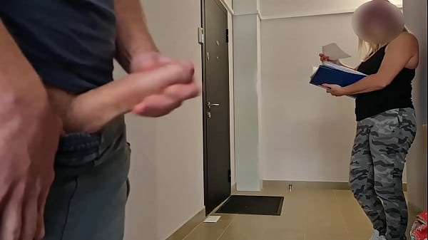 Une femme sexy et sexy m’a attrapé pendant que je me branlais en public. Elle était totalement choquée et elle a eu une surprise. Elle a une chatte et un trou du cul vraiment serrés et veut toucher